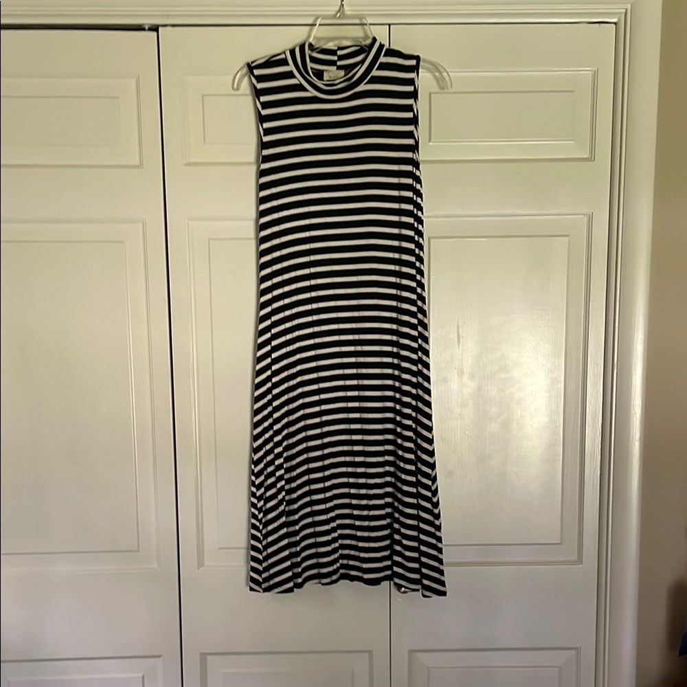 Black and White Sleeveless Sheath Midi Dress